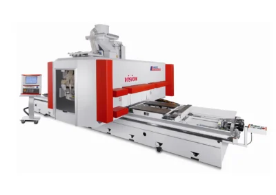 Das 5-Achs-CNC-Bearbeitungszentrum VISION-II-ST der Reichenbacher Hamuel Gruppe. Diese Maschine sticht durch ihre Vielseitigkeit hervor, weil sie Aluminium, Holz und Kunststoffe bearbeiten kann und in höchstem Maße individuell konfigurierbar ist.